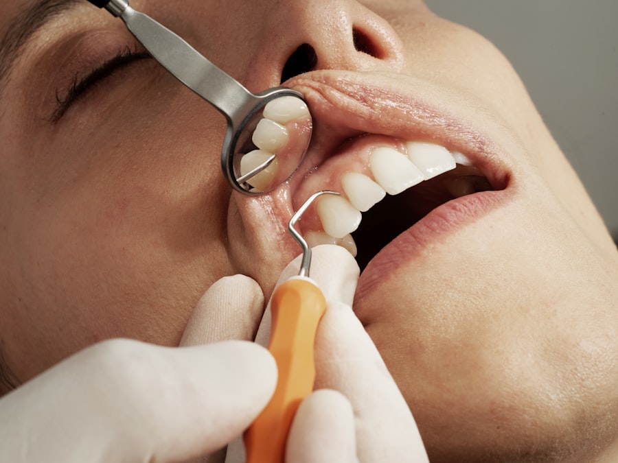 Dentista durante la visita con un paziente