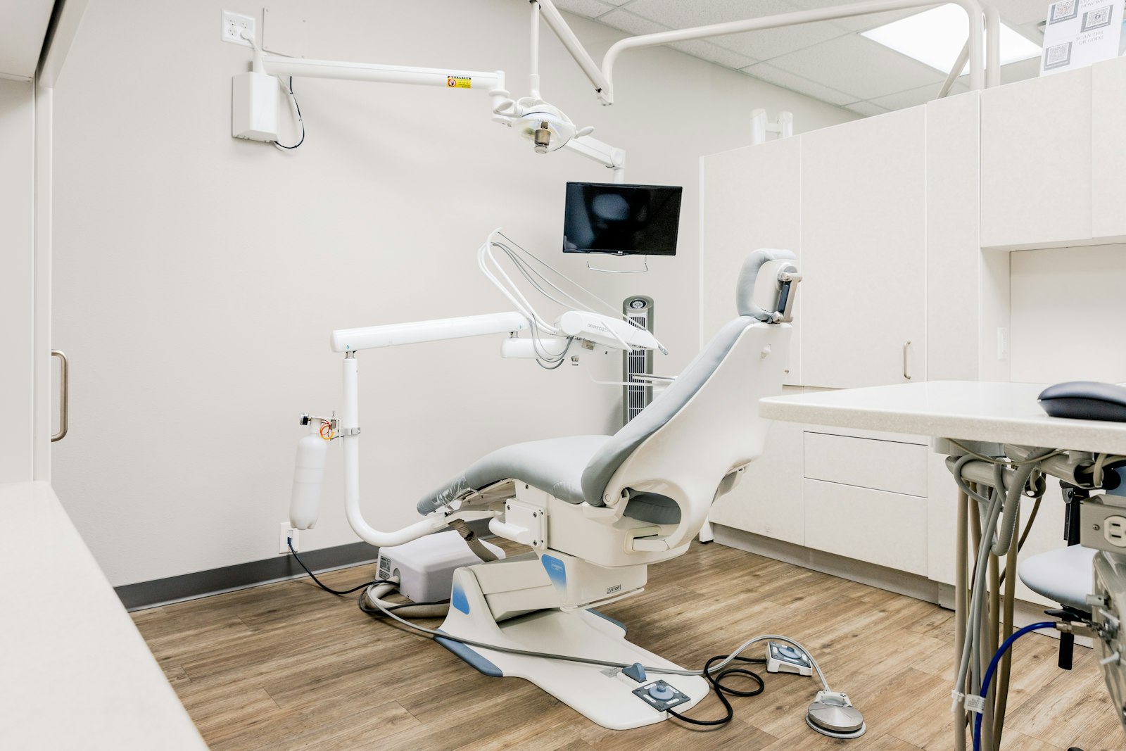 Studio dentistico moderno con poltrona e strumentazione